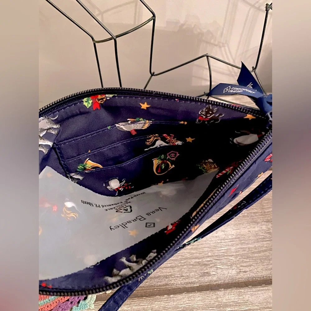 Vera Bradley RFID Convertible Wristlet ✨ Snow Globe Motifs - Picture 10 of 14